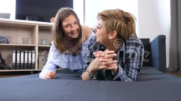 十几岁的女儿和她妈妈玩视频的预览图
