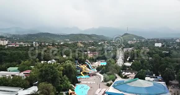 游乐园摩天轮和水上公园与无人机的视野视频的预览图