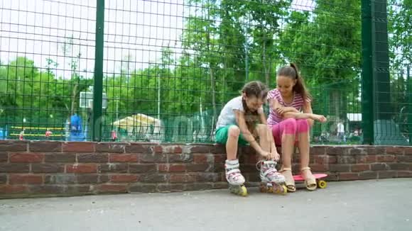 两个女孩在公园里活动视频的预览图
