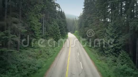 带自行车的汽车在山路上行驶视频的预览图