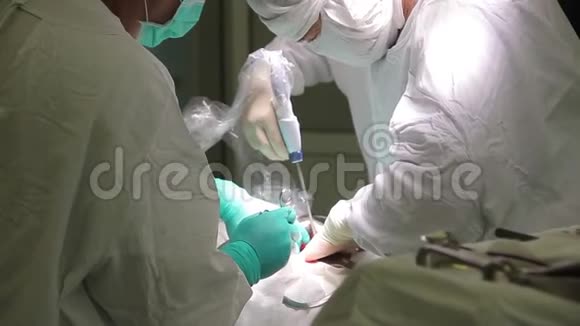 一组两名外科医生进行肿瘤手术视频的预览图