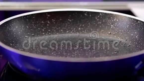 一个鸡蛋落在热锅上煎鸡蛋的特写视频的预览图