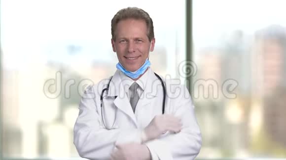 成熟的中年微笑医生折叠手臂视频的预览图