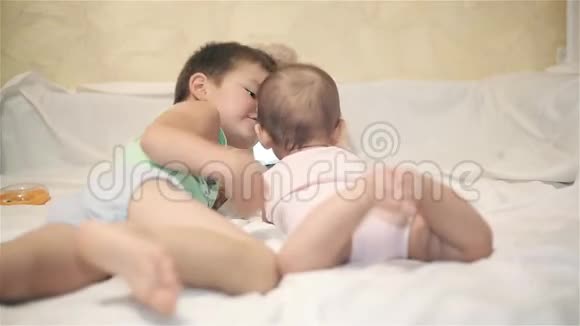 哥哥拥抱亲吻妹妹视频的预览图