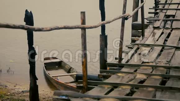 旧的乡村桥和半沉的木船在雨天视频的预览图