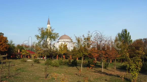 Mariupol市秋树中的清真寺视频的预览图
