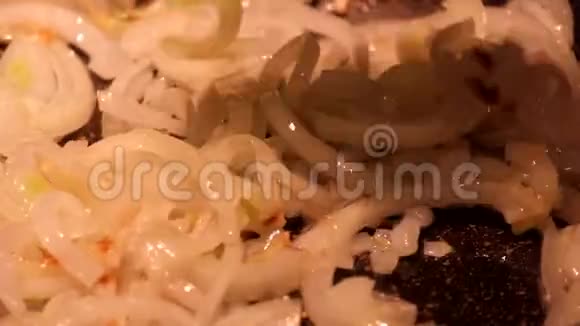 洋葱在煎锅里煎混合视频的预览图