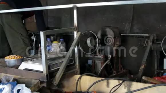 煮爆米花和爆饭的过程用旧设备加热煤气炉的过时技术视频的预览图