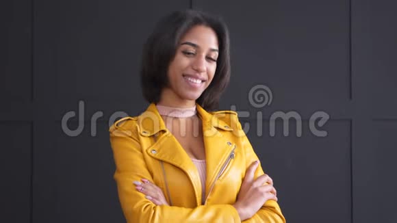 穿着黄色皮夹克微笑的少女视频的预览图