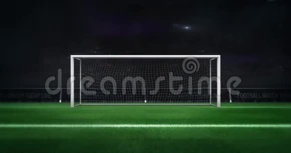 带绿草和照相机的足球球门镜头闪烁缩小前面的视野视频的预览图