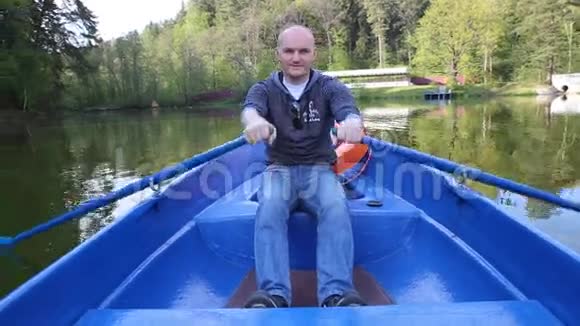 一个坐在船上划桨的人视频的预览图