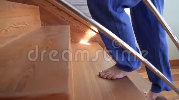 女孩爬上他家的木楼梯视频的预览图