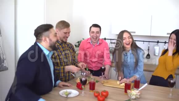 厨房里的年轻人准备聚会朋友一起做饭和准备食物学生之家视频的预览图