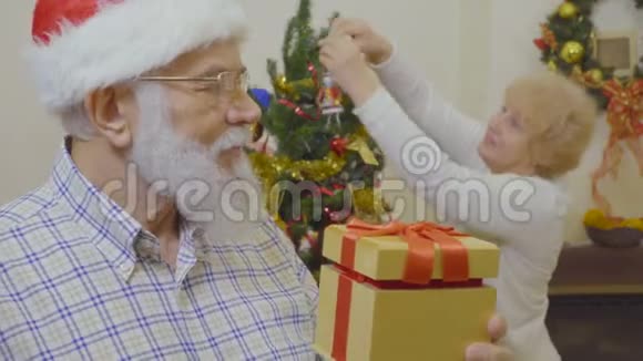 成熟的男人在圣诞节为他的妻子制造惊喜视频的预览图