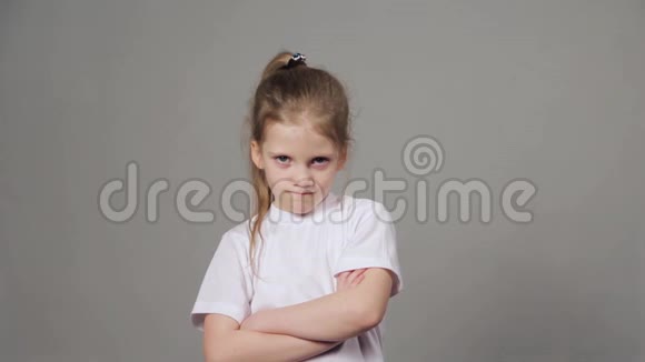 年轻愤怒的女孩的肖像威胁与颤抖的拳头孤立在灰色的背景情感概念视频的预览图