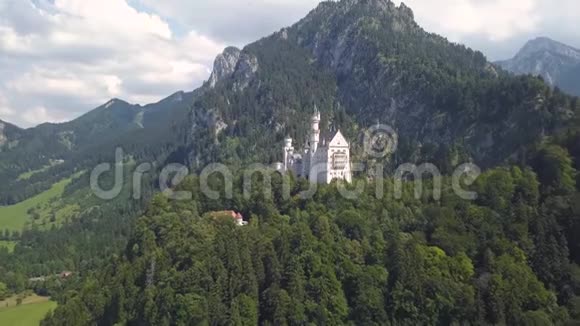 鸟瞰Neuschwanstein城堡视频的预览图