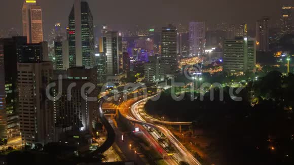 马来西亚吉隆坡高速公路上繁忙的光道交通视频的预览图