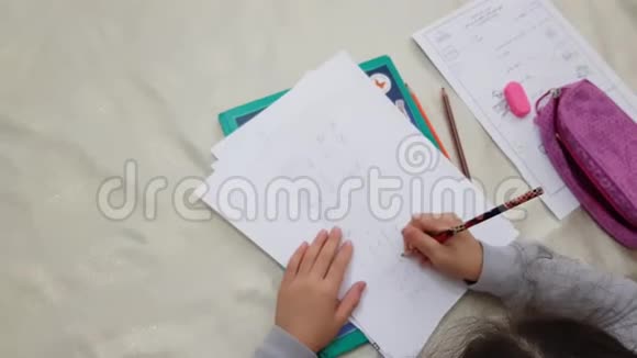 一年级女生在家练习数学练习视频的预览图