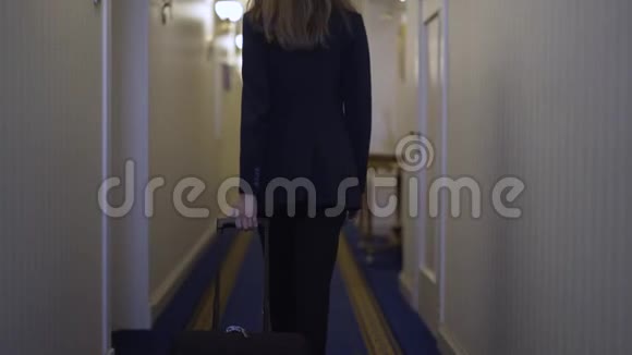 带着行李的年轻女商人在酒店大堂视频的预览图