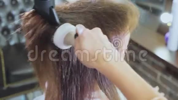 理发师使用吹风机具有专业的干燥技术视频的预览图