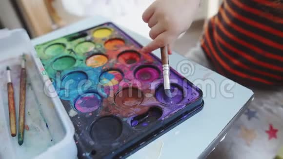 2岁的孩子用水彩作画视频的预览图