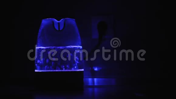 水在黑暗中在电热水壶里沸腾视频的预览图