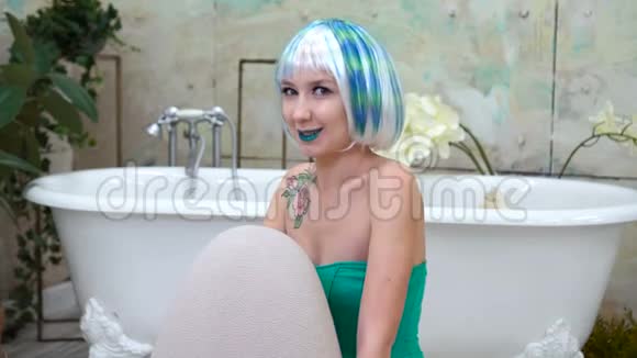 女人在大摇大摆的头部接受是在浴室视频的预览图