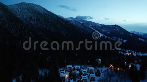 美丽的村庄在冬天的夜晚视频的预览图