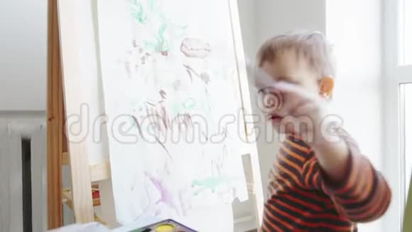 2岁的孩子用水彩作画视频的预览图