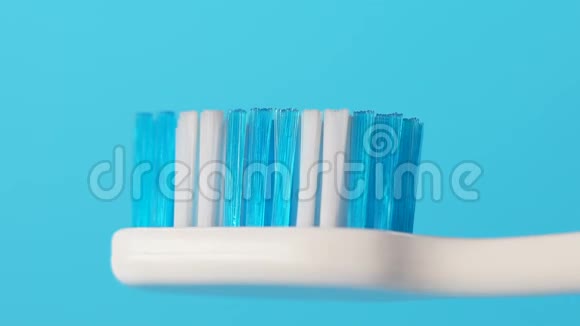 挤在牙刷上的牙膏口腔卫生防止菌斑特写视频的预览图