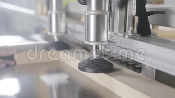 木匠用钻头在工业机器上工作行动木板固定在工业机器上制造视频的预览图