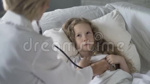 女医生用听诊器仔细检查生病的孩子小女孩哭了视频的预览图