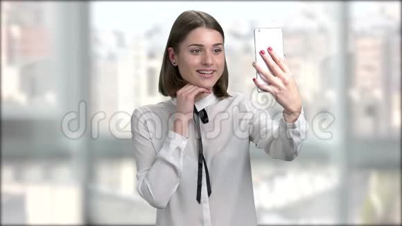 兴奋的年轻女子通过互联网交谈视频的预览图