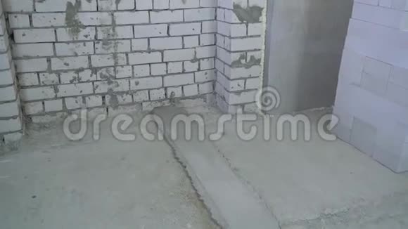 为进一步设置砖墙准备的混凝土地下室视频的预览图