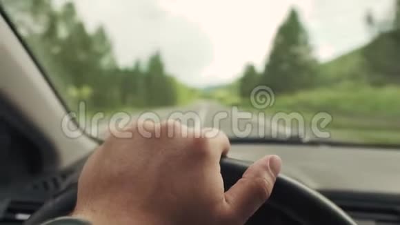 男人方向盘上的手视频的预览图