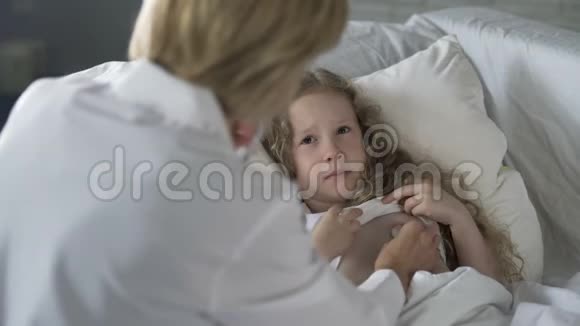 医生用听诊器检查生病的小女孩孩子发烧视频的预览图