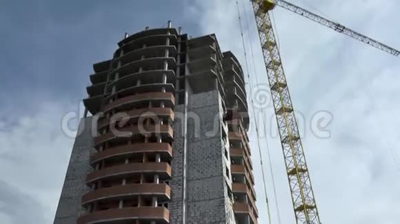 底观高楼未完成施工附近黄鹤上蓝多云天景背景高视频的预览图