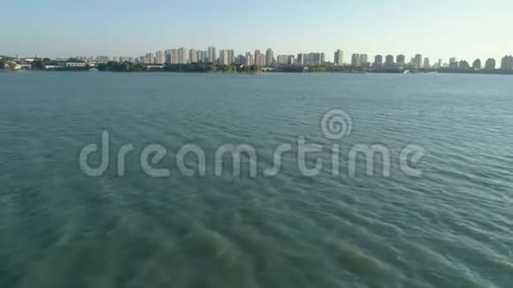 落日湖面鸟瞰背景为城市景观视频的预览图