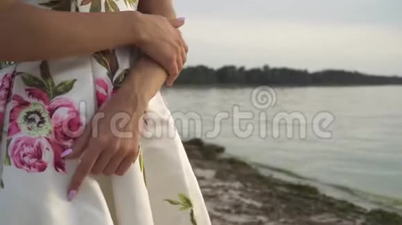 在河边穿晚礼服的浪漫女人视频的预览图