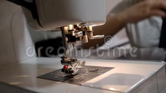 现代缝纫机上的女性手工缝纫视频的预览图