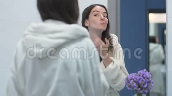 中年妇女照镜子照脸视频的预览图
