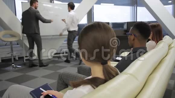这个人纠正了他同事在现代办公室的演讲中的错误视频的预览图