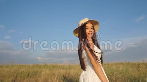 戴帽子的漂亮女人在野外摆姿势视频的预览图