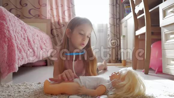 小女孩在房间里和她的娃娃玩医生视频的预览图