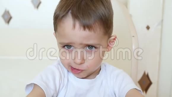 一个特写的孩子看着镜头皱着眉头男孩表现出不满失望和消极情绪视频的预览图