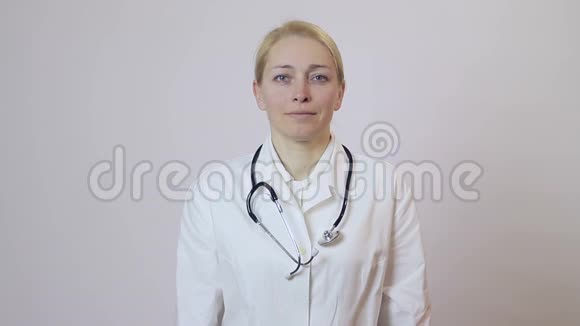 穿着白大褂的女医生看着镜头双臂交叉在胸前视频的预览图