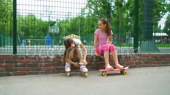 两个女孩在公园里活动视频的预览图
