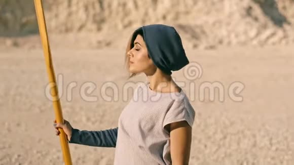 好战果断的女人在群山的背景下手中握着一只桨超现实的场景视频的预览图