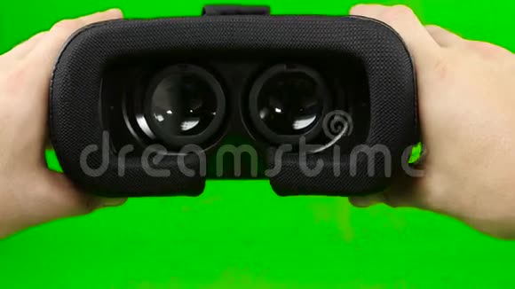 男性手拿虚拟现实耳机绿色屏幕关门视频的预览图
