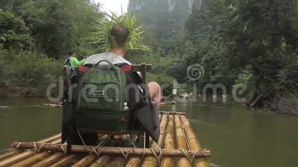 人坐在椅子上在河边的浮子上奔跑视频的预览图